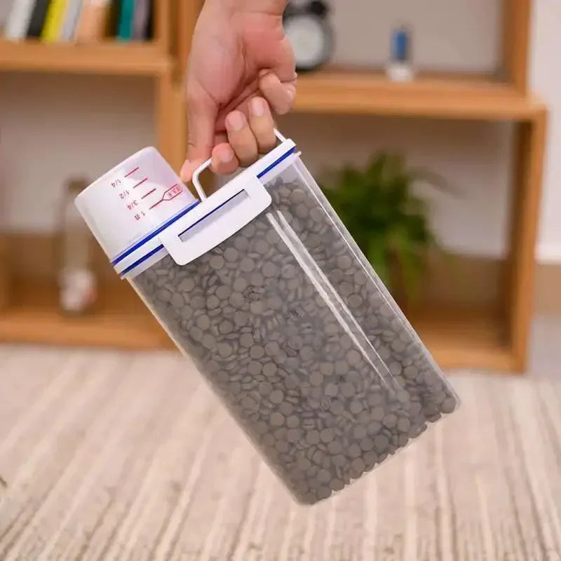 Contenedor hermético para croquetas con taza medidora (1.5 kg / 2 kg)